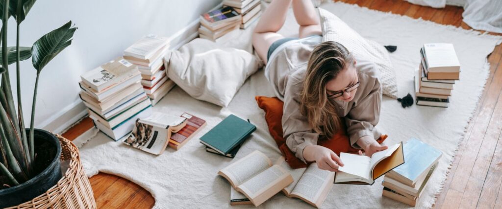 Persona trabajando en un escritorio, inmersa y concentrada
